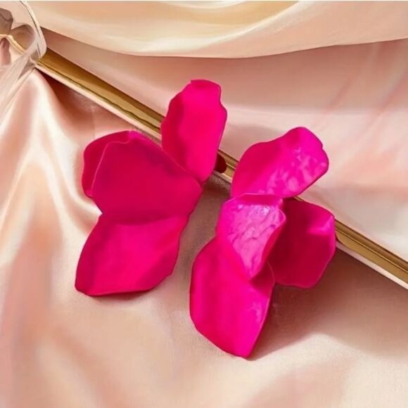 NEW Fallon Deep Pink Flower Petal Abstract Statement Earrings - Picture 1 of 4